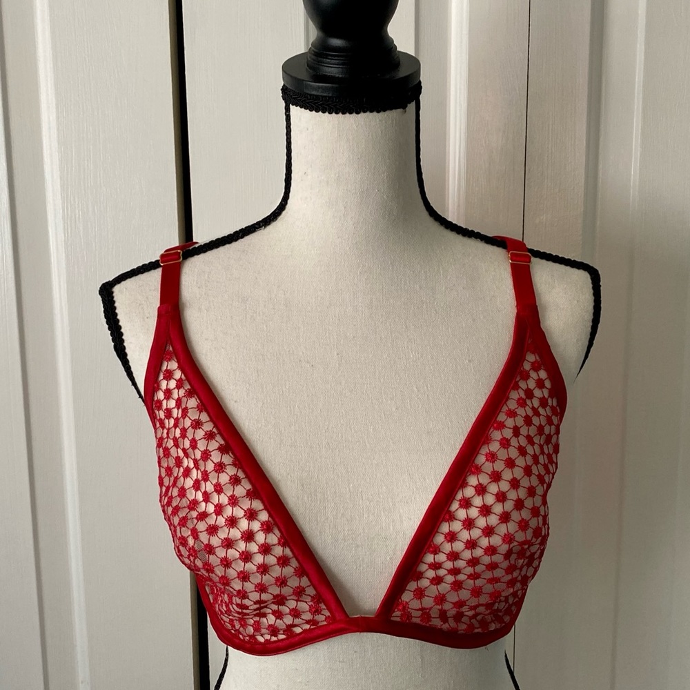 DESIGNED BY VICTORIA’S SECRET!!!! NWOT BRA WITH SIDE HOOK-AND-EYE CLOSURE.